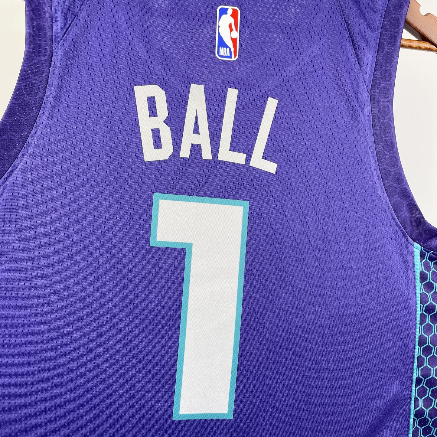 Regata Charlotte Hornets NBA 2023 Statement Edition Swingman Masculina (Sob encomenda)