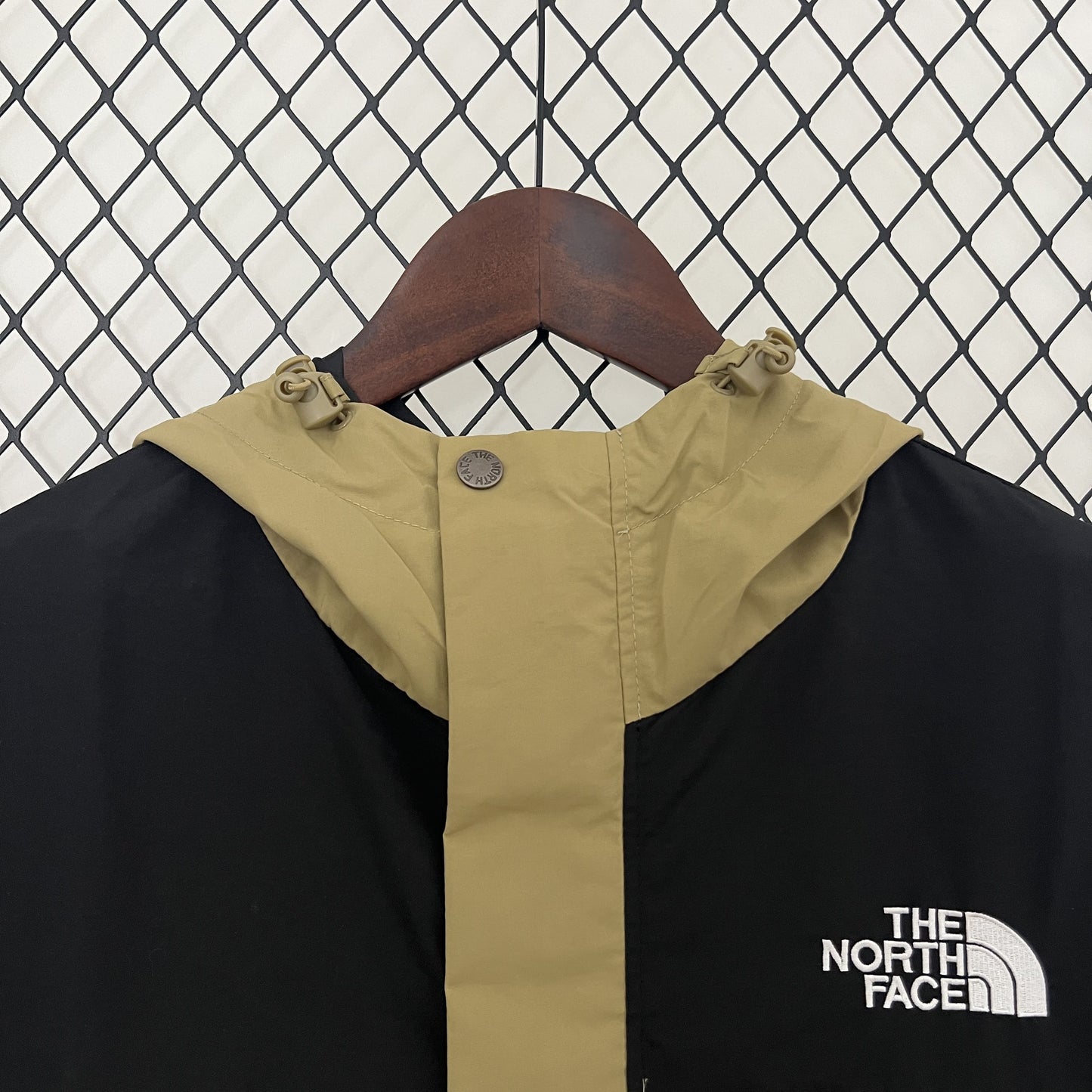 Corta Vento The North Face Beige and Black (Sob encomenda)