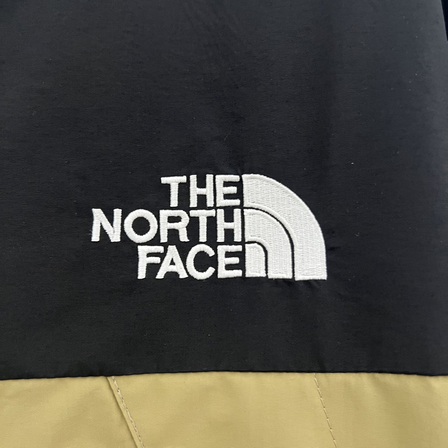 Corta Vento The North Face Beige and Black (Sob encomenda)