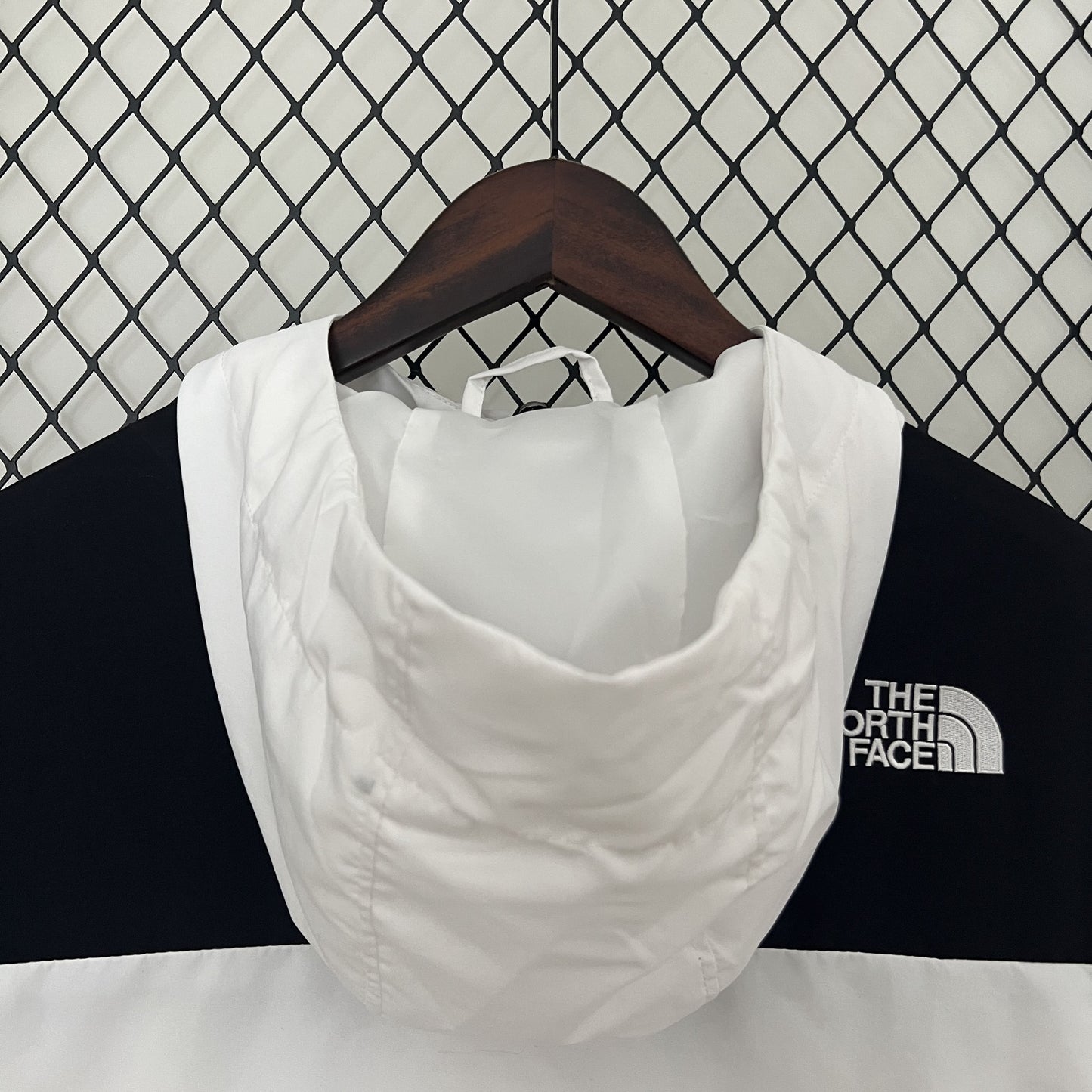 Corta Vento The North Face White and Black (Sob encomenda)