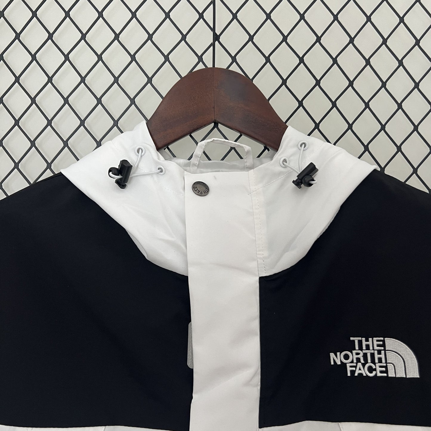 Corta Vento The North Face White and Black (Sob encomenda)