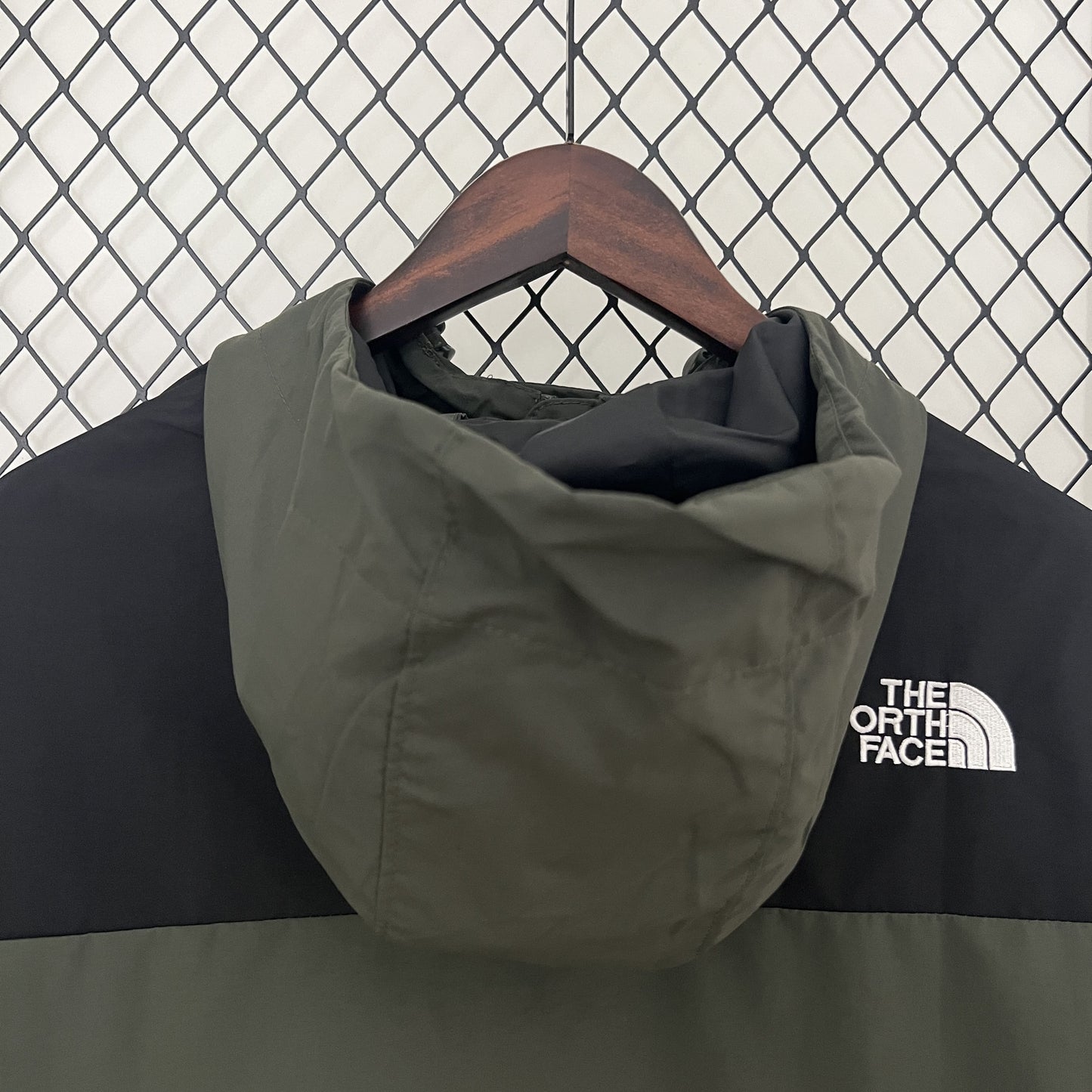 Corta Vento The North Face Dark Green and Black (Sob encomenda)