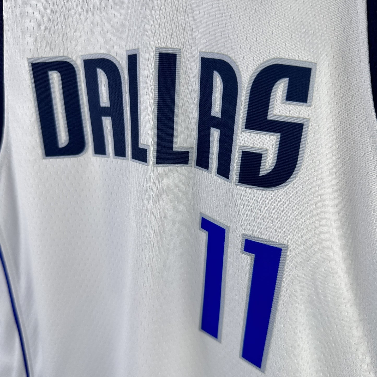 Regata Dallas Mavericks NBA 2023 Association Edition Swingman Masculina (Sob encomenda)